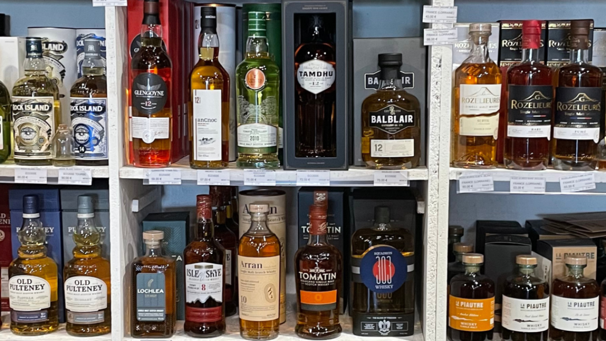 Pourquoi mettre une goutte d’eau dans le whisky ?